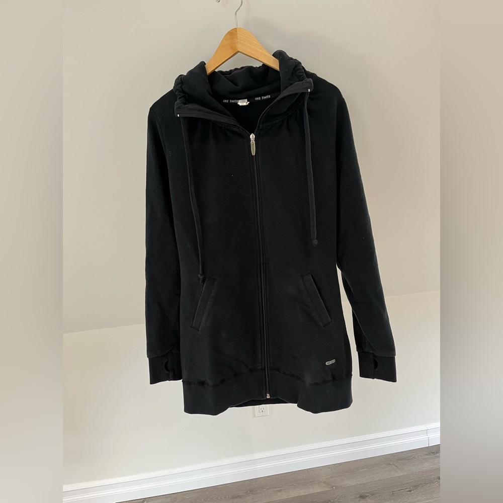Black One Tooth Yoga Sweater